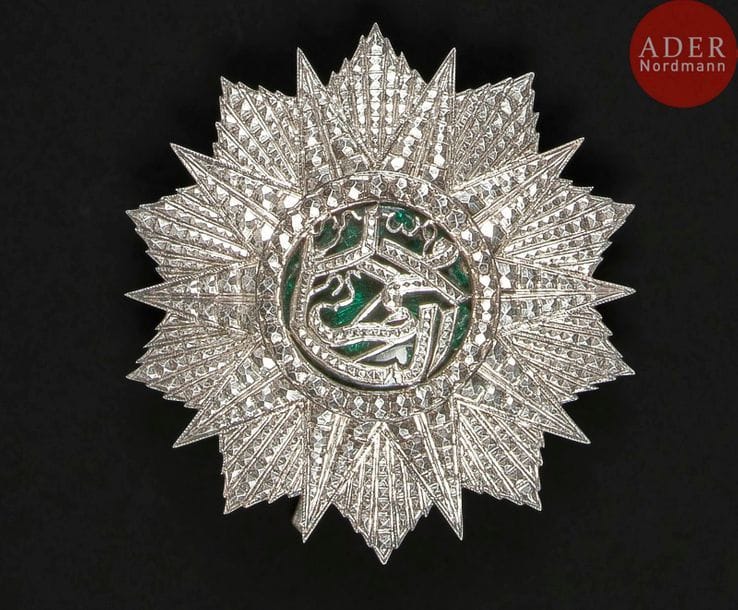 FRANCE - TUNISIE
ORDRE DU NICHAN IFTIKHAR, créé en 1835.
Plaque de grand-croix de fabrication française au monogramme de Mohamed El Naceur (1906-1922) en argent et émail, revers attache basculante. Poinçon tête de sanglier.
86?mm - Poids brut : 111?g
SUP.