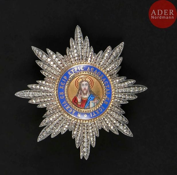 GRÈCE
ORDRE DU SAUVEUR, créé en 1833.
Plaque de grand officier du 2e type.
En argent travaillé à pointes de diamant, reperçé. Centre en or en plusieurs parties et émail (petits éclats à la légende).
Revers à deux crochets et épingle basculante.
76?mm - Poids brut : 50?g
T.T.B. 