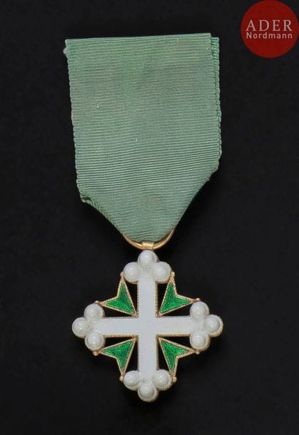ITALIE
ORDRE DE SAINT MAURICE ET LAZARE, créé en 1572.
Étoile de chevalier, modèle sans couronne avant 1868, en or et émail, ruban ancien.
Dans son écrin de la maison Borani au chiffre du roi Victor Emanuel.
37?x?39?mm - Poids brut : 9?g
T.T.B.