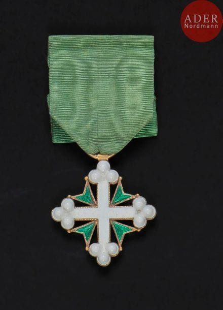 ITALIE
ORDRE DE SAINT MAURICE ET LAZARE, créé en 1572.
Étoile de chevalier, modèle sans couronne avant 1868, en or et émail, ruban ancien. Poinçon tête d’aigle (Piémont).
Dans son écrin au chiffre du roi Victor Emanuel.
39?x?37?mm - Poids brut : 8?g
SUP.