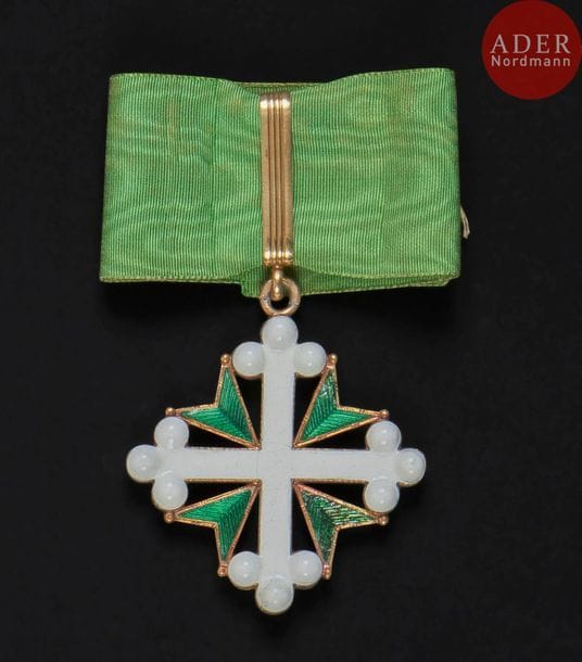 ITALIE
ORDRE DE SAINT MAURICE ET LAZARE, créé en 1572.
Croix de commandeur, modèle avant 1868, sans couronne. En or et émail (restaurations aux émaux vert). Anneau renforcé, poinçon au hibou, fragment de cravate.
56?x?50?mm - Poids brut : 18?g
T.B.