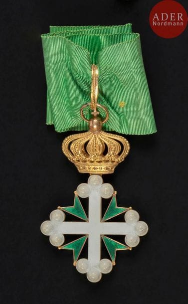 ITALIE
ORDRE DE SAINT MAURICE ET LAZARE, créé en 1572.
Croix de commandeur, sous couronne.
En or et émail. Anneau perlé, cravate ancienne, poinçon au hibou marqué 75.
85?x?52?mm - Poids brut : 26?g
T.T.B. 