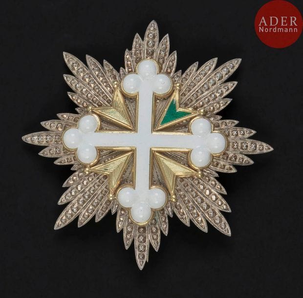 ITALIE
ORDRE DE SAINT MAURICE ET LAZARE, créé en 1572.
Plaque de grand-croix en argent, or et émail (manques à l’émail vert de trois branches).
Revers à deux crochets et attache basculante. Marque du fabriquant CRAVANZOLA
Diamètre?: 90?mm - Poids brut : 60?g
T.B. 