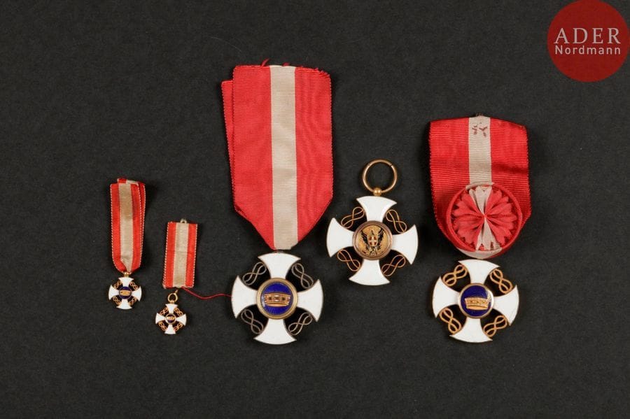 ITALIE
ORDRE DE LA COURONNE D’ITALIE, créé en 1868.
Ensemble de cinq pièces comprenant :
- croix de chevalier en vermeil et émail. Ruban. 36?x?34?mm - Poids brut : 13,5?g
- croix d’officier en or et émail (enfoncement d’un centre). 37?x?35?mm - Poids brut : 8,8?g
- croix d’officier en or et émail (manque le revers du centre). 35?x?32?mm - Poids brut : 12?g
- deux miniatures en or et émail.
T.T.B. 
