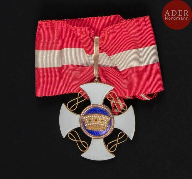 ITALIE
ORDRE DE LA COURONNE D’ITALIE, créé en 1868.
Croix de commandeur.
Or et émail. Cravate.
52?x?50?mm - Poids brut : 19?g
T.T.B. 