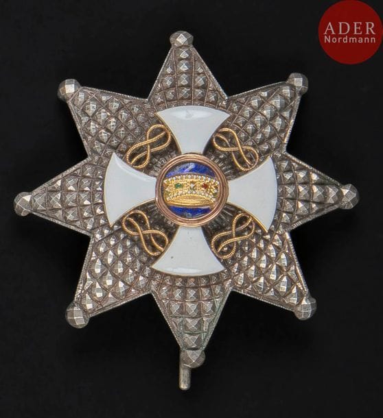 ITALIE
ORDRE DE LA COURONNE D’ITALIE, créé en 1868.
Plaque de grand officier.
Argent travaillé à pointes de diamant, centre en or ciselé et émail (petits éclats).
Revers à attache basculante. Poinçon au cygne. Marque du fabricant Cravanzola, successeur de Borani. .
75?mm - Poids brut : 59?g
T.T.B.