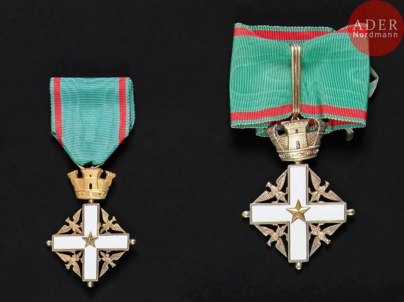 ITALIE
ORDRE DU MÉRITE DE LA RÉPUBLIQUE, créé en 1951.
Deux pièces :
- étoile de chevalier. Dans un écrin de la maison Gardino.
- étoile de commandeur. Dans son écrin de la maison Pozzi, avec insigne de boutonnière.
Vermeil et émail. Ruban et cravate.
SUP.