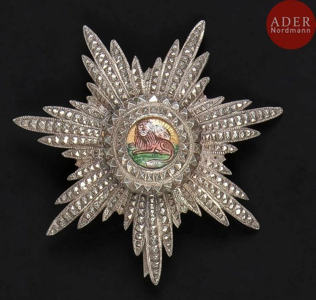 PERSE
ORDRE DU LION ET DU SOLEIL, créé en 1807.
Petite plaque de grand officier.
En argent et émail. Revers à attache basculante. Poinçon au cygne.
76?mm - Poids brut : 50?g
T.T.B. (manque les rayons émaillés).