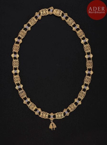AUTRICHE - ESPAGNE
ORDRE DE LA TOISON D’OR, créé en 1430.
Collier de l’ordre.
En vermeil. Maillons uniface en partie émaillés, poinçonnés 925.
Bijou biface.
Longueur : 100?cm environ. Bijou 35?x?25?mm - Poids brut total : 320?g
T.T.B. Fabrication moderne.