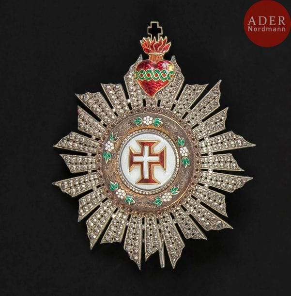 PORTUGAL
ORDRE DU CHRIST, créé en 1319.
Plaque de grand-croix de fabrication française en argent travaillé à pointe de diamant.
Croix du Christ et sacré cœur en or émaillé (petit éclat). Revers à attache basculante et deux crochets. Poinçon tête de sanglier.
72?mm - Poids brut : 64?g
T.T.B. 