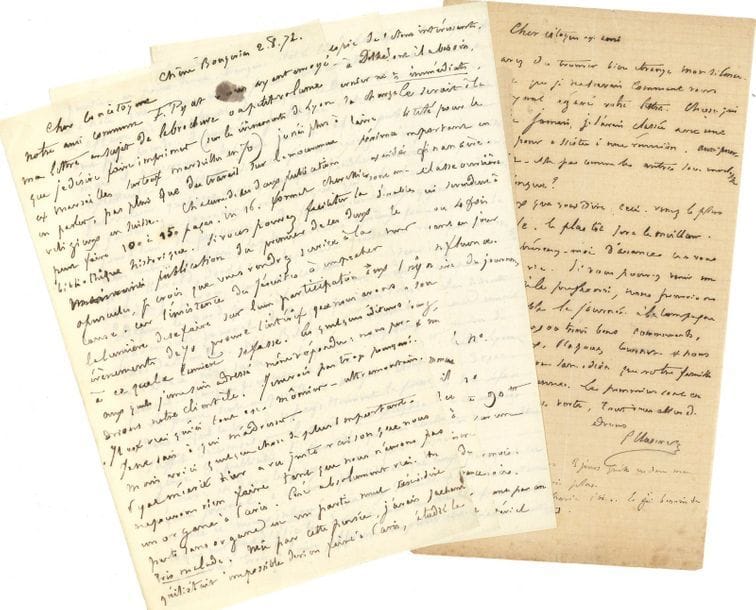 Gustave CLUSERET (1823-1900) général et homme politique, il fut délégué à la Guerre de la Commune. 5 L.A.S., Chêne-Bougeries 1872, au « citoyen et ami » Maurice Lachâtre, et manuscrit signé avec corrections autographes, Mémoire pour mon défenseur contre Jules Simon et Vaperot, [1880] ; 12 pages in-8, et cahier in-4 de 66 pages avec couverture titrée.

   Intéressante correspondance au sujet des Bulletins de la Commune, publiés en exil. 2 août 1872. « Notre ami commun F. Pyat vous ayant envoyé ma lettre au sujet de la brochure ou petit volume que je désire faire imprimer (sur les événements de Lyon et Marseille surtout Marseille en 70) je n’ai plus à en parler, pas plus que du travail sur le mouvement religieux en Suisse. […] Si vous pouvez faciliter la publication du premier de ces deux opuscules, je crois que vous rendrez service à la cause »… Il souhaite un organe à Paris pour leur parti, citant des modèles en Amérique et en Angleterre, évaluant les prix de rédaction et de tirage en Suisse, et les ventes ; à Genève, « la liberté de la presse est absolue, puisqu’on y imprime actuellement La Lanterne de Rochefort »… Demande d’éclaircissements sur le clichage, la direction commerciale et financière, le prix à supporter pour une circulaire tirée à 10 000 exemplaires… « Je vous ai demandé le concours de votre expérience professionnelle pour l’œuvre commune, pas autre chose. De même que je considère comme un devoir de donner mon expérience professionnelle quand on se bat »… « Mes papiers sont à peu près complets »… Il presse Lachâtre à venir le voir un dimanche : « nous pourrions passer ensemble la journée à la campagne. J’inviterai deux ou trois bons communards »… « Le n° 5 comme toutes les autres sort de ma plume qui n’est celle ni d’un maître ni d’un élève, mais mienne. Quand au prix, il n’y en a jamais eu de fixé, parce que nous ne le vendons pas. Tout pauvres que nous sommes Gambon, Fesneau et moi nous faisons tout à nos frais ; prélevant sur notre nécessaire