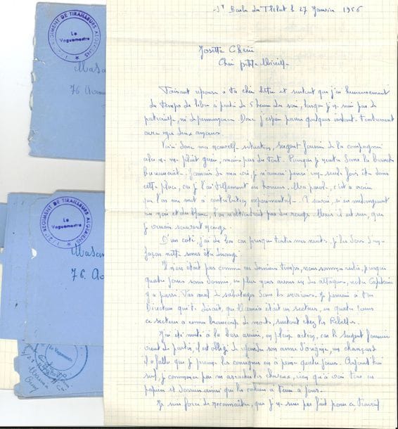 Guerre d’Algérie. 234 L.A.S. d’Henri Colas, 1955-1962, à sa femme Josette et leur fille Mireille, à Boulogne-sur-Seine puis Verneuil-sur-Seine ; plus de 530 pages formats divers d’une écriture parfaitement lisible, nombreuses enveloppes.

   Importante et très intéressante correspondance d’un militaire de carrière, né en 1923, engagé en octobre 1945 ; Henri Colas avait déjà connu la Corée et l’Indochine avant d’arriver en Algérie, avec le grade de sergent (il passera sergent-chef, puis adjudant). Ces lettres, écrites de Boufarik, Relizane, Marna, Bab-el-Assa, environs de Tlemcen, Montagnac, Saint-Cloud (Oran), Tizi-Ozou, etc., témoignent de conditions de vie souvent très dures : carences d’équipement et de vivres, températures extrêmes, sabotages, exactions, désertions, composition suspecte des troupes, etc. Selon les journaux de France la pacification est presque terminée : « ce sont de sacrés menteurs, car j’ai l’impression, étant aux premières loges, que c’est tout le contraire » (24 janvier 1956)… Dénonciation de l’égoïsme de ses compatriotes, qui rapetissent la France : « Si tu avais vu […] les atrocités commises par ces bandits qui ne sont nullement des hommes, cela dépasse l’honneur d’être un homme, quand tu vois les enfants de quatre mois, jusqu’à sept ou huit ans, la gorge ouverte et que tu les prends dans tes bras et qu’il n’y a que la peau du cou arrière qui tient. De plus terrible, ils osaient enfoncer dans l’anus de ces innocents des manches de pioches ou de pelles. Aux femmes, les seins leur étaient coupés et d’autres mutilisations. Est-ce que tu vois sur les journaux de ces photos, certainement non mais on parle de répression militaire » (1er mars 1956)… Commentaires sur la mentalité « désastreuse » des indigènes, et l’inégalité des sexes : « C’est une infamie de voir les chefs de famille laisser leur femme et leurs enfants dans un état de saloperie. Eux font les beaux, le restant ne compte pas, pire que des bêtes. Le jour où la femme d’ici sera