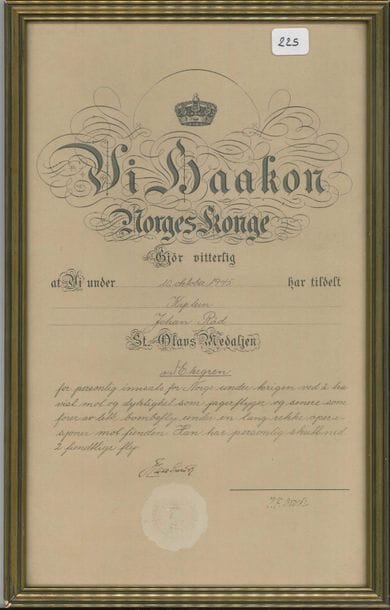 NORVèGE. haakon vii (1872-1957) Roi de Norvège. P.S., 10 octobre 1945 ; 1 page in-fol. à son en-tête couronné, sceau sous papier ; en suédois (encadrée).

   Diplôme de la médaille de Saint-Olav au nom du capitaine Johan Råd, pour son implication personnelle pour la Norvège, dans la guerre, en faisant preuve de courage et de compétence en tant que pilote de chasse, puis en tant que leader de bombardiers légers lors d’un large éventail d’opérations contre l’ennemi ; il a abattu deux avions ennemis…