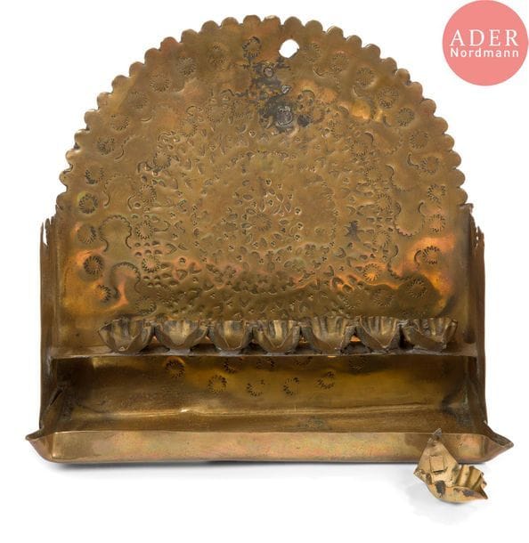 LAMPE DE HANOUCCA
Laiton estampé. 
Hollande ou France (de style hollandais). XVIIIe siècle. 
Un godet manque et le Shamash est dessoudé. 
Hauteur : 30 cm - largeur : 31 cm




Mots clés : {CR}judaïca, juif, juive, hébreux, rabbins, jewish, torah, hebrew, hebraica,, judaisme, synagogue, sionisme, pessah, pessach, haggada, haggadah, hagada, hagadah, passover, menora, menorah, hannuka, hannuca, hannoucca, hanouccah, torah, juden, israélite, Israël, antisemitism, antisémitisme, dreyfus, meguila, sepharade, sefarad, ketouba