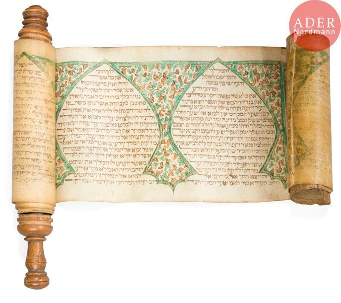 [MEGUILAH] ROULEAU D’ESTHER ENLUMINE 
Manuscrit en hébreu sur parchemin monté sur un axe en bois et orné d’un décor floral enluminé dans lequel s’inscrit le texte. Manuscrit dont il manque la première partie. Par ailleurs manques et parties de texte effacées. Axe en bois présentant des manques. 
Écriture Sépharade, XVIIIe ou XIXe siècle. 
Hauteur totale : 21,5 cm - Hauteur parchemin : 12 cm
En dépit de ses manques et imperfections, ce rare manuscrit témoigne que la tradition d’enluminer les rouleaux d’Esther ne se limitait pas au monde Ashkénaze.



Mots clés : {CR}judaïca, juif, juive, hébreux, rabbins, jewish, torah, hebrew, hebraica,, judaisme, synagogue, sionisme, pessah, pessach, haggada, haggadah, hagada, hagadah, passover, menora, menorah, hannuka, hannuca, hannoucca, hanouccah, torah, juden, israélite, Israël, antisemitism, antisémitisme, dreyfus, meguila, sepharade, sefarad, ketouba