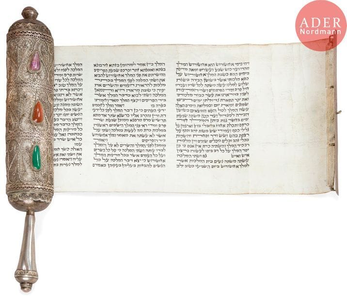 [MEGUILAH] ROULEAU D’ESTHER
Manuscrit en hébreu sur parchemin, de type Hamelech, dans son étui en argent et filigrane d’argent avec incrustations de verroteries de couleurs. 
Écriture sépharade, XXe siècle. 
Petits chocs au manche, et légers accidents au filigrane sinon bel exemplaire, encre restée très noire. 
Hauteur du rouleau : 20 cm - Hauteur de l’étui : 39,5 cm 
Poids brut : 590 g




Mots clés : {CR}judaïca, juif, juive, hébreux, rabbins, jewish, torah, hebrew, hebraica,, judaisme, synagogue, sionisme, pessah, pessach, haggada, haggadah, hagada, hagadah, passover, menora, menorah, hannuka, hannuca, hannoucca, hanouccah, torah, juden, israélite, Israël, antisemitism, antisémitisme, dreyfus, meguila, sepharade, sefarad, ketouba
