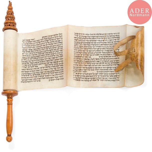 [MEGUILAH] ROULEAU D’ESTHER 
Manuscrit en hébreu sur parchemin, monté sur un axe en bois tourné sculpté et ajouré. Complet de son lien d’attache. Entame du parchemin joliment festonnée. 
Écriture sépharade, XIXe siècle. 
Hauteur du rouleau : 15,2 cm - Hauteur de l’ensemble : 36 cm




Mots clés : {CR}judaïca, juif, juive, hébreux, rabbins, jewish, torah, hebrew, hebraica,, judaisme, synagogue, sionisme, pessah, pessach, haggada, haggadah, hagada, hagadah, passover, menora, menorah, hannuka, hannuca, hannoucca, hanouccah, torah, juden, israélite, Israël, antisemitism, antisémitisme, dreyfus, meguila, sepharade, sefarad, ketouba