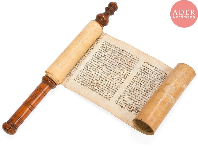[MEGUILAH] ROULEAU D’ESTHER 
Manuscrit en hébreu sur parchemin, monté sur un axe en bois tourné. 
Ecriture sépharade, XVIIIe ou XIXe siècle. 
Hauteur du rouleau : 16 cm - Hauteur de l’ensemble : 38 cm 
Quelques manques au parchemin à l’entame et au final sans atteinte au texte. Encre uniformément brunie.




Mots clés : {CR}judaïca, juif, juive, hébreux, rabbins, jewish, torah, hebrew, hebraica,, judaisme, synagogue, sionisme, pessah, pessach, haggada, haggadah, hagada, hagadah, passover, menora, menorah, hannuka, hannuca, hannoucca, hanouccah, torah, juden, israélite, Israël, antisemitism, antisémitisme, dreyfus, meguila, sepharade, sefarad, ketouba