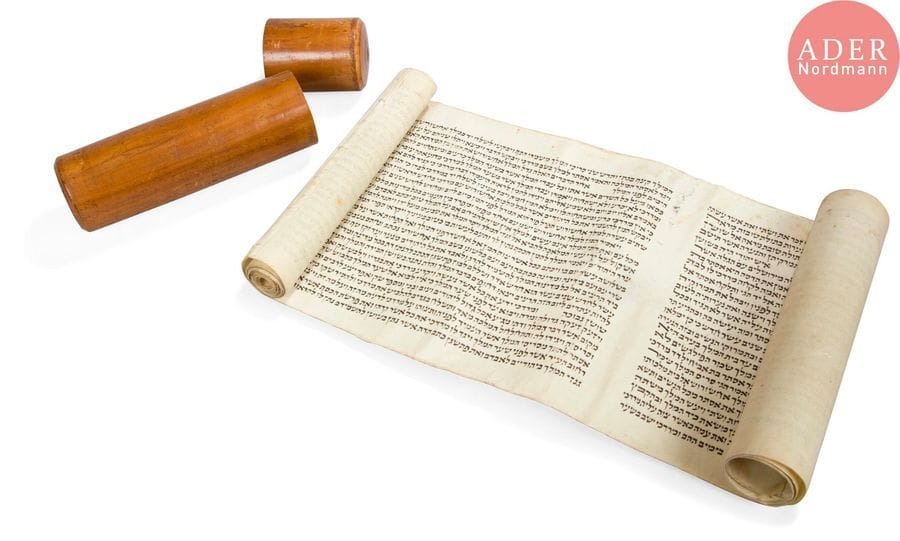 [MEGUILAH] ROULEAU D’ESTHER 
Manuscrit en hébreu sur parchemin dans son étui en bois. 
Écriture sépharade, XXe siècle. 
Quelques restaurations, quelques plis à l’entame du parchemin. 
Hauteur du rouleau : 20 cm - Hauteur du boîtier : 34 cm




Mots clés : {CR}judaïca, juif, juive, hébreux, rabbins, jewish, torah, hebrew, hebraica,, judaisme, synagogue, sionisme, pessah, pessach, haggada, haggadah, hagada, hagadah, passover, menora, menorah, hannuka, hannuca, hannoucca, hanouccah, torah, juden, israélite, Israël, antisemitism, antisémitisme, dreyfus, meguila, sepharade, sefarad, ketouba