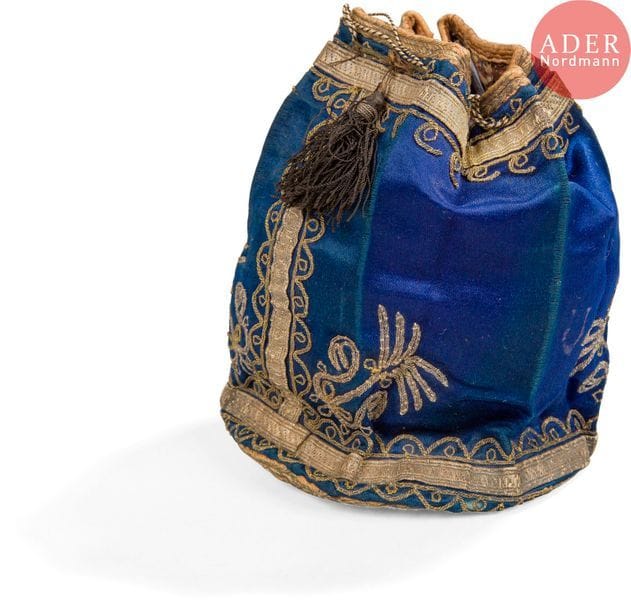SAC À TEFILINES 
Soie bleue brodée or. 
Tunisie, XXe siècle.




Mots clés : {CR}judaïca, juif, juive, hébreux, rabbins, jewish, torah, hebrew, hebraica,, judaisme, synagogue, sionisme, pessah, pessach, haggada, haggadah, hagada, hagadah, passover, menora, menorah, hannuka, hannuca, hannoucca, hanouccah, torah, juden, israélite, Israël, antisemitism, antisémitisme, dreyfus, meguila, sepharade, sefarad, ketouba