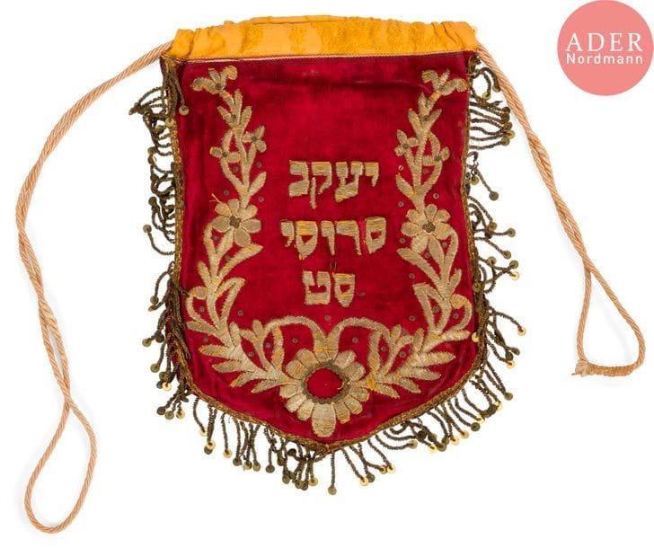 SAC À TEFILINES 
Velours rouge en forme d’écu, brodé de fils et de sequins dorés formant décor floral. Gravé en fils dorés du nom de son propriétaire : Yaakov Seroussi. 
Afrique du Nord (Maroc), début du XXe siècle. 
Hauteur : 25 cm - Largeur : 18 cm. 
Usures au velours.




Mots clés : {CR}judaïca, juif, juive, hébreux, rabbins, jewish, torah, hebrew, hebraica,, judaisme, synagogue, sionisme, pessah, pessach, haggada, haggadah, hagada, hagadah, passover, menora, menorah, hannuka, hannuca, hannoucca, hanouccah, torah, juden, israélite, Israël, antisemitism, antisémitisme, dreyfus, meguila, sepharade, sefarad, ketouba