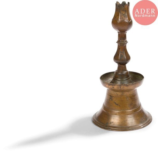 CHANDELIER OTTOMAN DU XVIe SIÈCLE 
Laiton, à col et bobèche en forme de tulipe à 5 facettes. 
Turquie, XVIe siècle. 
Hauteur : 25 cm 
fente horizontale sur la base et petit trou.
Bibliographie :
Y. Petsopoulos, « Tulipes, Arabesques et Turbans »1982, n° 40 et 41, pages 43 et 47. 
À rapprocher du lot 162 de la vente Cornette Saint Cyr du 5 décembre 2009 et du N° EA 1990.1246 se trouvant au Ashmolean Museum, University of Oxford.
Provenance : 
Vente Daguerre du 14 décembre 2001, lot n° 76



Mots clés : {CR}judaïca, juif, juive, hébreux, rabbins, jewish, torah, hebrew, hebraica,, judaisme, synagogue, sionisme, pessah, pessach, haggada, haggadah, hagada, hagadah, passover, menora, menorah, hannuka, hannuca, hannoucca, hanouccah, torah, juden, israélite, Israël, antisemitism, antisémitisme, dreyfus, meguila, sepharade, sefarad, ketouba