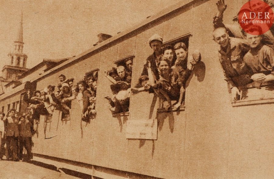 [CARTES POSTALES] Autonomie juive en Crimée et au Birobidjan
Ensemble de 42 cartes postales sur la vie au quotidien dans ces deux zones autonomes juivesv.
Années 1930-1940.
L’autonomie juive est un projet par lequel les autorités soviétiques cherchèrent une option d’organisation territoriale pour la population juive d’URSS. Il se développe pendant les années 1920 et 1930, mais n’aboutit pas, malgré la création en Crimée de plus de quatre-vingts colonies agricoles ou kolkhozes juifs.



Mots clés : {CR}judaïca, juif, juive, hébreux, rabbins, jewish, torah, hebrew, hebraica,, judaisme, synagogue, sionisme, pessah, pessach, haggada, haggadah, hagada, hagadah, passover, menora, menorah, hannuka, hannuca, hannoucca, hanouccah, torah, juden, israélite, Israël, antisemitism, antisémitisme, dreyfus, meguila, sepharade, sefarad, ketouba