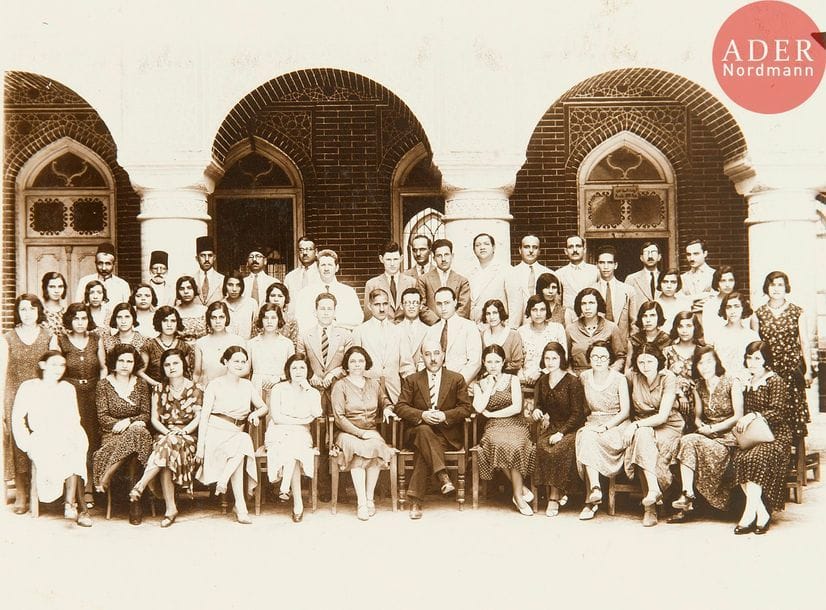 [PHOTOGRAPHIE] Alliance Israélite Universelle 
Écoles de Bagdad 1864-1932. Bagdad 1932. 
In-folio, à l’italienne. Album toilé de présentation des écoles israélites de Bagdad. 38 f. montées sur onglets. 67 photographies. 
Porte le tampon de l’école de filles Laura Kadoorie à Bagdad.
Très important livre de photographies et commentaires sur les écoles israélites de Bagdad. Ce témoignage permet de redonner vie au travail de l’Alliance Israélite pendant ses 70 ans d’activité sur place. 
Cet album, de toute rareté ne semble figurer ni dans la bibliothèque de l’Alliance, ni dans aucune des grandes bibliothèques consultées.



Mots clés : {CR}judaïca, juif, juive, hébreux, rabbins, jewish, torah, hebrew, hebraica,, judaisme, synagogue, sionisme, pessah, pessach, haggada, haggadah, hagada, hagadah, passover, menora, menorah, hannuka, hannuca, hannoucca, hanouccah, torah, juden, israélite, Israël, antisemitism, antisémitisme, dreyfus, meguila, sepharade, sefarad, ketouba