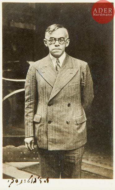 [PHOTOGRAPHIE -SIONISME] 
Carte photo représentant Vladimir Jabotinsky et portant sa signature autographe. 
14 x 8,5 cm




Mots clés : {CR}judaïca, juif, juive, hébreux, rabbins, jewish, torah, hebrew, hebraica,, judaisme, synagogue, sionisme, pessah, pessach, haggada, haggadah, hagada, hagadah, passover, menora, menorah, hannuka, hannuca, hannoucca, hanouccah, torah, juden, israélite, Israël, antisemitism, antisémitisme, dreyfus, meguila, sepharade, sefarad, ketouba