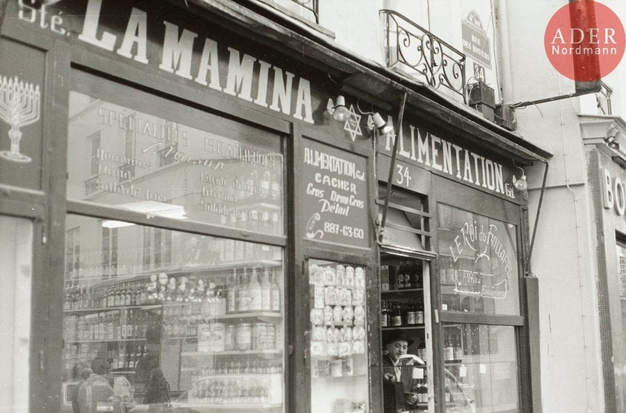 [PHOTOGRAPHIE] Six épreuves argentiques sur la vie des juifs à Paris. 
Une porte le cachet du photographe Daniel Franck. 
- Magasins juifs (3) 
- Cantine rue Richer 
- Juifs dans la rue (2) 
16 x 25 cm




Mots clés : {CR}judaïca, juif, juive, hébreux, rabbins, jewish, torah, hebrew, hebraica,, judaisme, synagogue, sionisme, pessah, pessach, haggada, haggadah, hagada, hagadah, passover, menora, menorah, hannuka, hannuca, hannoucca, hanouccah, torah, juden, israélite, Israël, antisemitism, antisémitisme, dreyfus, meguila, sepharade, sefarad, ketouba