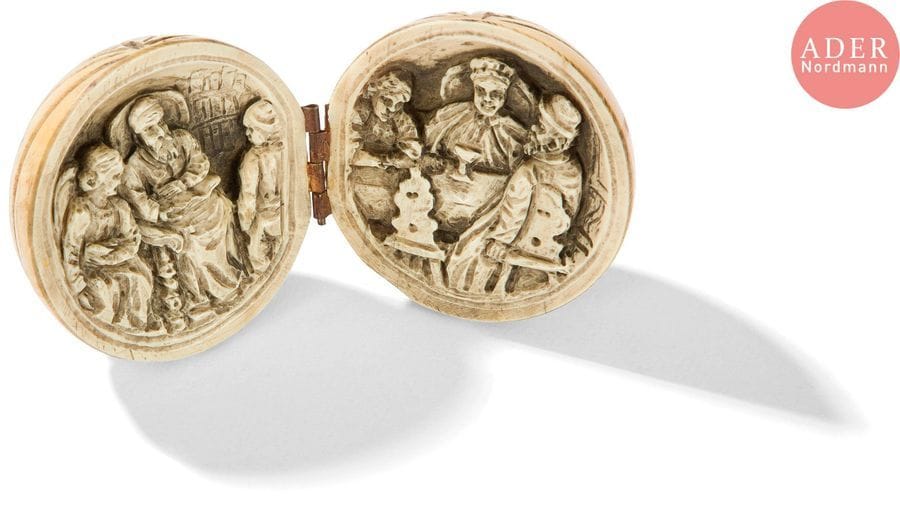 BOULE EN IVOIRE SCULPTÉE 
Allemagne, XIXe ou début XXe siècle. 
Ivoire sculpté et gravé. 
Diamètre : 5 cm
Boule en ivoire s’ouvrant en son centre. Le côté gauche représente l’interrogation d’un jeune enfant par son père ou son grand père. Cette scène est inspirée de la scène de l’interrogation peinte par Moritz Oppenheim. Le côté droit représente la soirée pascale.



Mots clés : {CR}judaïca, juif, juive, hébreux, rabbins, jewish, torah, hebrew, hebraica,, judaisme, synagogue, sionisme, pessah, pessach, haggada, haggadah, hagada, hagadah, passover, menora, menorah, hannuka, hannuca, hannoucca, hanouccah, torah, juden, israélite, Israël, antisemitism, antisémitisme, dreyfus, meguila, sepharade, sefarad, ketouba