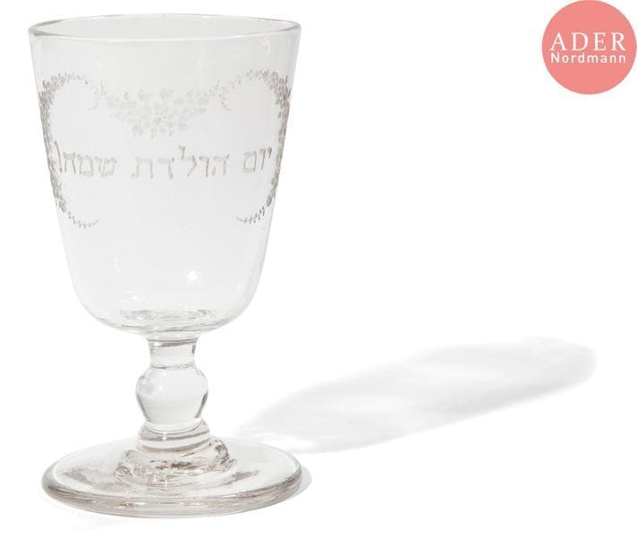 Coupe sur pied en cristal
Europe, XIXe siècle 
La coupe porte un décor floral. Au centre de ce décor se trouve inscrit en hébreu « bon anniversaire ».
Hauteur : 13 cm




Mots clés : {CR}judaïca, juif, juive, hébreux, rabbins, jewish, torah, hebrew, hebraica,, judaisme, synagogue, sionisme, pessah, pessach, haggada, haggadah, hagada, hagadah, passover, menora, menorah, hannuka, hannuca, hannoucca, hanouccah, torah, juden, israélite, Israël, antisemitism, antisémitisme, dreyfus, meguila, sepharade, sefarad, ketouba
