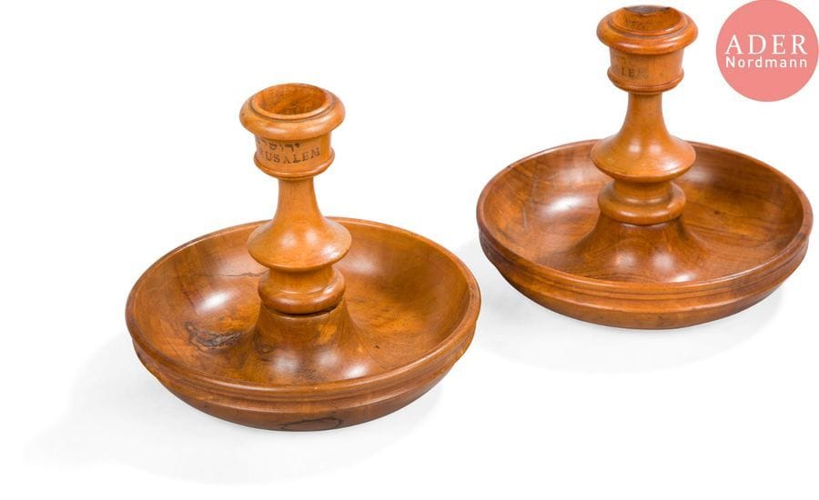 [SHABBAT] PAIRE DE BOUGEOIRS PORTATIFS
Bois d’olivier tourné. 
Terre sainte, début du XXe siècle 
Paire de bougeoirs démontables et portatifs. Le fut des bougeoirs se dévisse et permet de visser ensemble les 2 supports. 
Hauteur : 11 cm




Mots clés : {CR}judaïca, juif, juive, hébreux, rabbins, jewish, torah, hebrew, hebraica,, judaisme, synagogue, sionisme, pessah, pessach, haggada, haggadah, hagada, hagadah, passover, menora, menorah, hannuka, hannuca, hannoucca, hanouccah, torah, juden, israélite, Israël, antisemitism, antisémitisme, dreyfus, meguila, sepharade, sefarad, ketouba