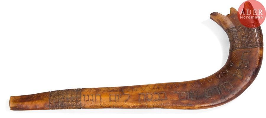 SHOFAR en corne de bélier, crénelé, gravé, et ajouré 
Allemagne, XVIIe ou XVIIIe siècle. Gravure probablement postérieure.
Longueur : 35 cm 
Le Shofar est gravé en hébreu de l’inscription : « Sonnez du Shofar à la nouvelle lune, au jour fixé pour notre solennité. Car c’est une loi en Israël, une coutume en l’honneur du Dieu de Jacob (Psaumes 81,4-5) ». Le bord supérieur du Shofar est ajouré.
Bibliographie :
Chaya Benjamin, The Stieglitz Collection : Masterpieces of Jewish Art. Jerusalem 1987. I. Shachar, Jewish Tradition in Art - The Feuchtwanger Collection of Judaica. Israel Museum, Jerusalem 1981, n° 312 et 313 - Monumenta Judaica Katalog, Koln 1964. Objets n° 618 et 620 - Vente Sotheby’s Tel-Aviv le 15 avril 1998, lot 313 d’un Shofar très semblable qu’ils datent du XVIIe-XVIIIe siècle - Vente Ader du 22 avril 2015, lot 142 d’une paire de Shofar très ressemblants.



Mots clés : {CR}judaïca, juif, juive, hébreux, rabbins, jewish, torah, hebrew, hebraica,, judaisme, synagogue, sionisme, pessah, pessach, haggada, haggadah, hagada, hagadah, passover, menora, menorah, hannuka, hannuca, hannoucca, hanouccah, torah, juden, israélite, Israël, antisemitism, antisémitisme, dreyfus, meguila, sepharade, sefarad, ketouba