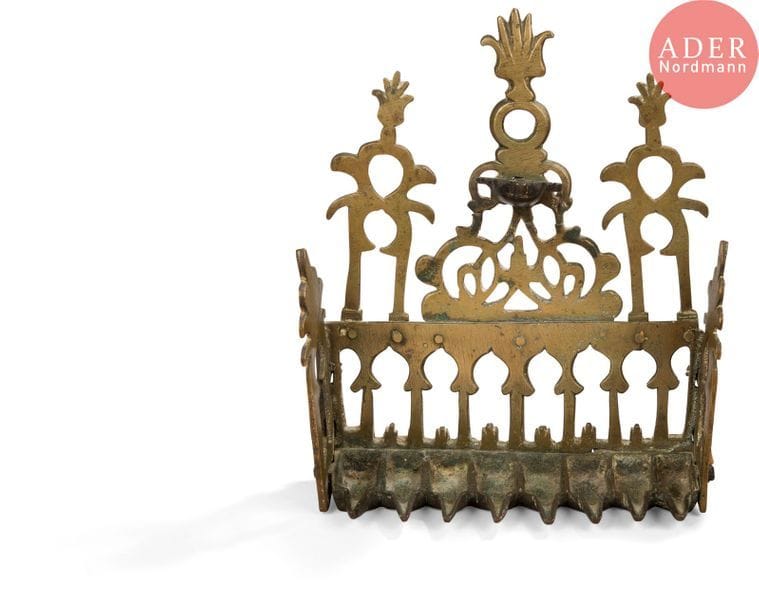 LAMPE DE HANOUCCA
Bronze ajouré. 
Afrique du Nord (Maroc ?), XVIIIe-XIXe siècle.
Dosseret à mihrabs surmonté d’un fronton triangulaire et flanqué à droite et à gauche de deux parties sommés d’une main ouverte. Complet de ses contreforts. Le shamash bien présent a probablement été remplacé. Soudures anciennes au dos du fronton, sinon bel exemplaire. 
Hauteur : 26 cm - Largeur : 21 cm




Mots clés : {CR}judaïca, juif, juive, hébreux, rabbins, jewish, torah, hebrew, hebraica,, judaisme, synagogue, sionisme, pessah, pessach, haggada, haggadah, hagada, hagadah, passover, menora, menorah, hannuka, hannuca, hannoucca, hanouccah, torah, juden, israélite, Israël, antisemitism, antisémitisme, dreyfus, meguila, sepharade, sefarad, ketouba