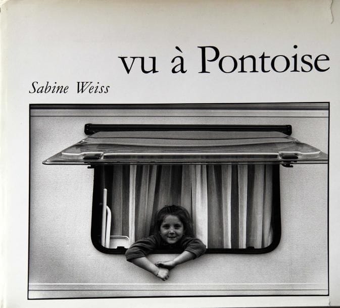Sabine Weiss (née en 1924)
Vu à Pontoise Editions Ville de Pontoise, 1992. In-4 (30 x 31 cm). Edition originale signée et dédicacée par la photographe. Reliure d'éditeur sous jaquette illustrée. 
