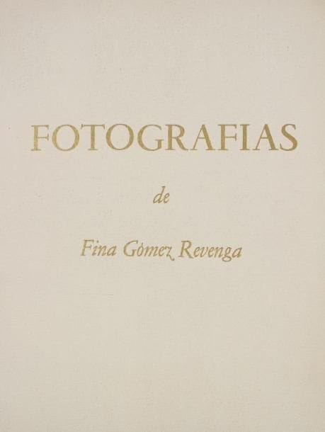 Fina Gómez Revenga
Fotografias Draeger, 1954. In-folio (40 x 30 cm). Edition originale limitée à 3055 ex. 90 pp. Photographies en héliogravure à pleine page sur papier vélin. Texte bilingue de Lise Deharme et Alejo Carpentier. Exemplaire numéroté, dédicacé et signé par Fina Gómez Revenga.  