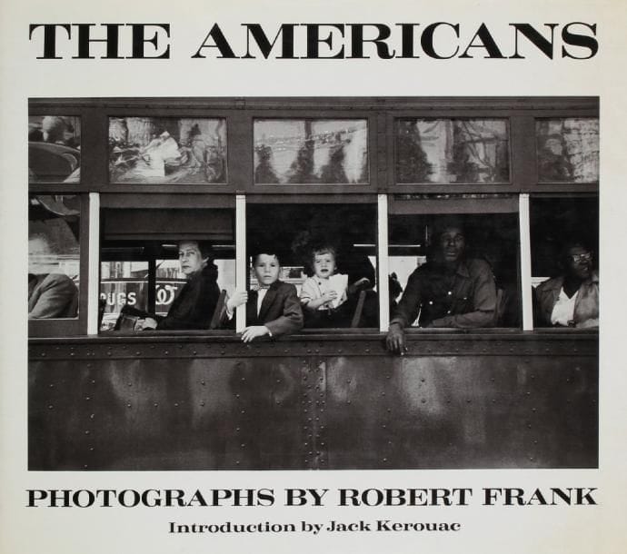 Robert Franck (né en 1924)
The Americans. Photographs by Robert Frank. Editions Aperture, New York, 1978. In-4 à l'italienne (24 x 29 cm). Troisième édition. Introduction par Jack Kerouac. 181 pp. Reliure d'éditeur sous jaquette illustrée. Très rare exemplaire signé et dédicacé à Patrick Roegiers :  «Bonne chance pour le voyage...», avec un dessin de Robert Frank fait le 5 novembre 1987.   