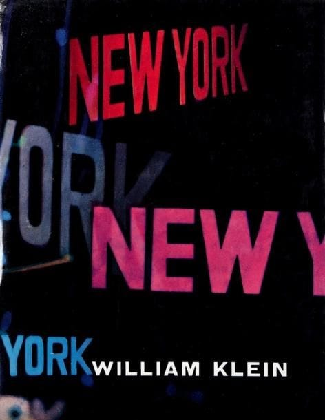 William Klein (né en 1928)
New York. Life is Good and Good For You in New York : Trance Witness Revels. Editions du Seuil, Paris, 1956. In-8 (28 x 22 cm). Edition originale française. 194 pp. Reliure d'éditeur sous jaquette illustrée. Manque le livret de 16 pp. original (mais une photocopie inclus). Exemplaire signé par William Klein «Happy New York ! William Klein». 
