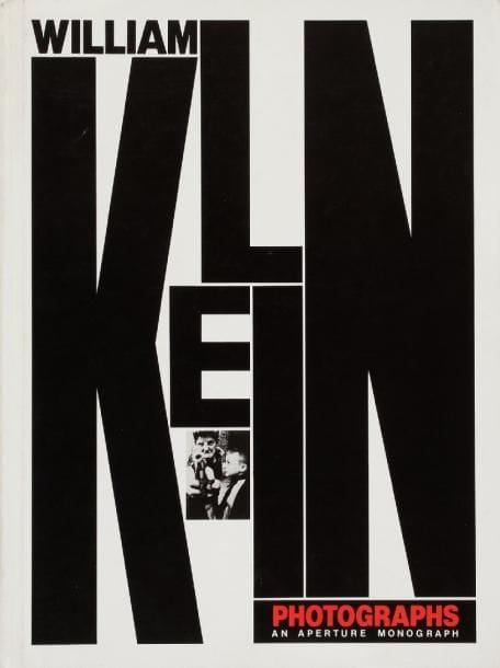 William Klein (né en 1928)
Photographs Etc. New York and Rome, also Moscow and Tokyo, also elsewhere. An Aperture Monograph. Aperture, 1981. Grand In-4 (32 x 25 cm). Edition originale signée avec la mention manuscrite : «Brulez ce livre !!  William Klein (voir pp. 118-119)». 192 pp. Reliure d'éditeur. 