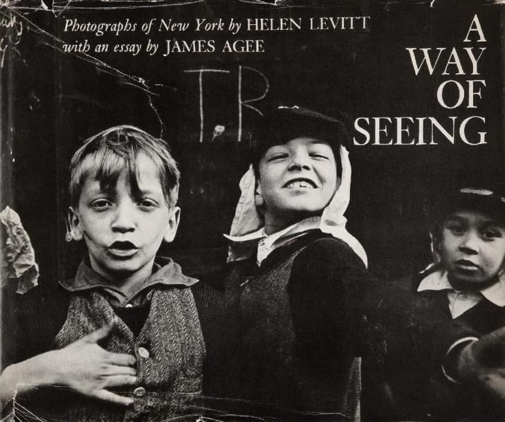 Helen Levitt (1913-2009)
A way of seeing The Viking Press, New York, 1965. In-8 (20 x 24 cm). Edition originale. 80 pp. Reliure d'éditeur sous jaquette illustrée (quelques usures). 
