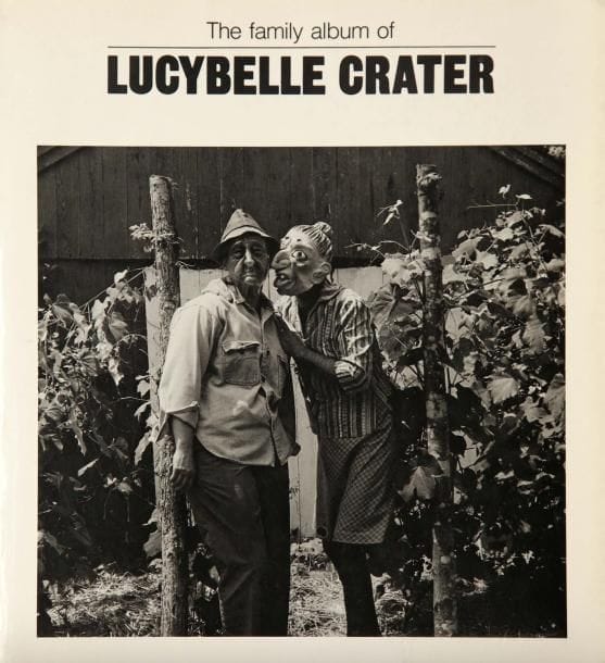 Ralph Eugene Meatyard (1925-1972)
The family album of Lucybelle Crater The Jargon Society, New York, 1974. In-8 (25 x 16 cm). Edition originale brochée, accompagnée du dossier de presse, une invitation, un tirage (13 x 18 cm) et un ekta.  84 pp. Couverture souple illustrée. 