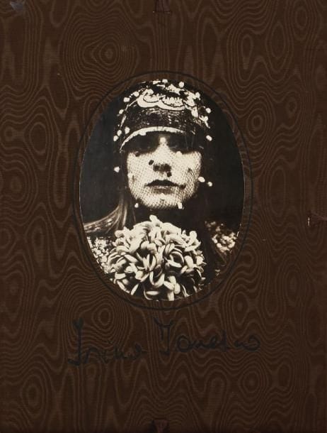 Irina Ionesco (née en 1935)
Liliacées langoureuses aux parfums d'Arabie. Photographies de Irina Ionesco. Préface de André Pieyre de Mandiargues. Editions du Chêne, Paris, 1974. In-folio (40 x 30 cm). Edition originale signée et dédicacée. 25 planches photographiques en portfolio. La première publication d'Irina Ionesco. 