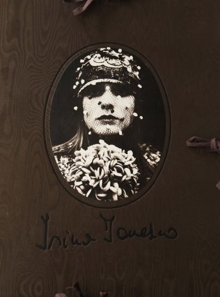 Irina Ionesco (née en 1935)
Liliacées langoureuses aux parfums d'Arabie. Photographies de Irina Ionesco. Préface de André Pieyre de Mandiargues. Editions du Chêne, Paris, 1974.  In-folio (40 x 30 cm). Edition originale. 25 planches photographiques en portfolio. La première publication d'Irina Ionesco.  