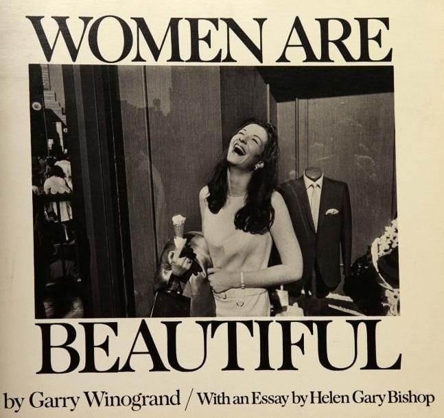 Garry Winogrand (1928-1984)
Women are Beautiful. With an essay by Helen Gary Bishop. Editions Light Gallery/Farrar, Straus & Giroux, New York, 1975. In-8 (20 x 23 cm). Edition originale brochée, accompagnée de dossiers de presse.  