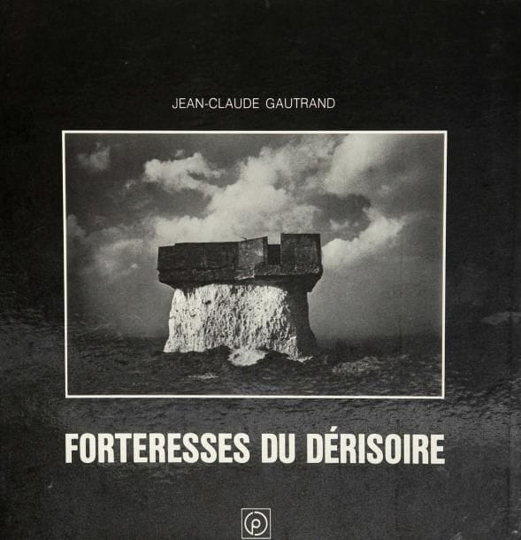 Jean-Claude Gautrand (né en 1932)
Forteresses du Dérisoire Editions les Presses de la connaissance, Paris, 1977. In-8 (25 x 25 cm). Edition originale, signée et dédicacée en 1977 par le photographe à Yvette Troispoux. 77 photographies reproduites en noir et blanc et 19 pp. de texte. Reliure d'éditeur. 