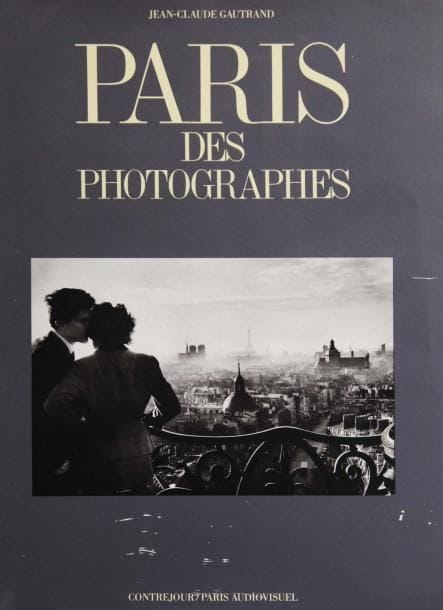Claude Gautrand (né en 1932)
Paris des photographes Editions Contrejour / Paris Audiovisuel, 1985. In-4 (35 x 26 cm). Edition originale accompagnée du dossier de presse de lancement et d'articles d'époque. 218 photographies reproduites en héliogravure. Reliure d'éditeur sous jaquette illustrée.  