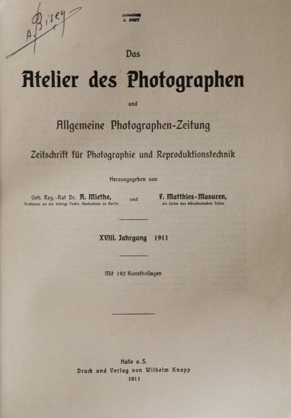 Das Atelier des Photographen. 1905-1918.  Verlag von Wilhelm Knapp. In-8 (27 x 19 cm). Edition originale. 14 années de cette luxueuse revue livrées en 7 volumes d'éditeur. Très nombreuses illustrations en planches hors-texte des plus importants photographes allemands et autrichiens du début du XXe siècle. Un ensemble rare. 