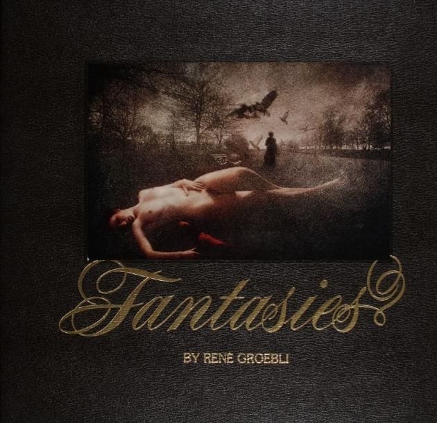 René Groebli (né en 1927)
Fantasies Editions Images Gallery, New York, 1978. In-folio (32 x 32 cm). Edition originale limitée à 666 ex., numérotée et signée par René Groebli,  accompagnée d'une épreuve cibachrome d'époque (signature et tampon du photographe au verso. 25 x 20 cm), d'un carton d'invitation signé et d'une lettre de Groebli signée. 47 photomontages érotiques en couleur. Reliure d'éditeur en simili cuir sous emboîtage.  