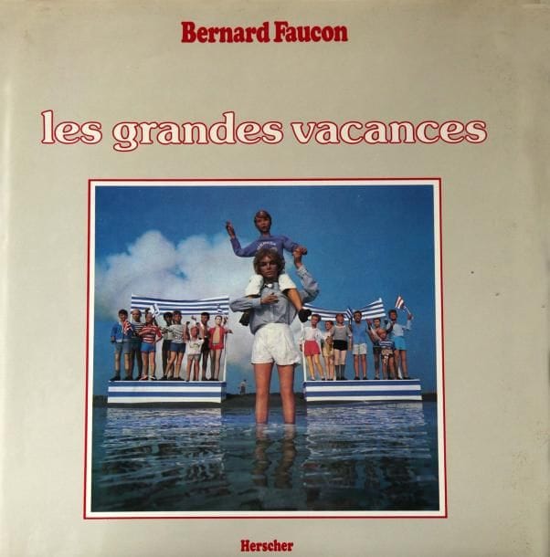 Bernard Faucon (né en 1950)
Les grandes vacances. Mises en scène photographiques 1976-1980. Editions Herscher, Paris, 1980. In-4 (27 x 24 cm). Edition originale accompagnée d'une invitation et d'un article. Reliure d'éditeur sous jaquette illustrée. 